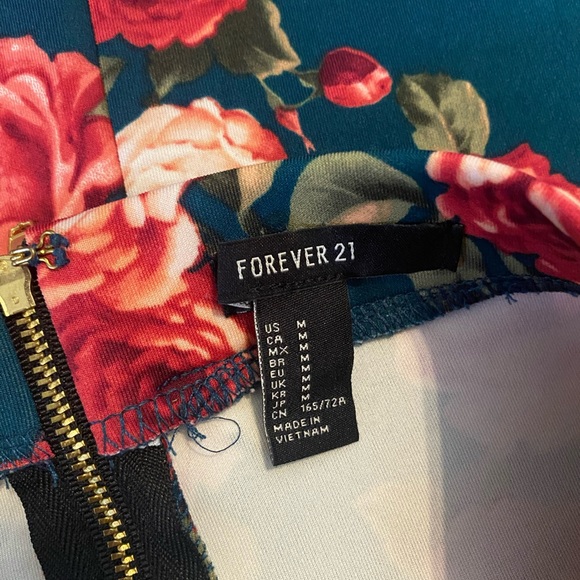 Floral skirt with gold zipper in the back - Picture 3 of 3